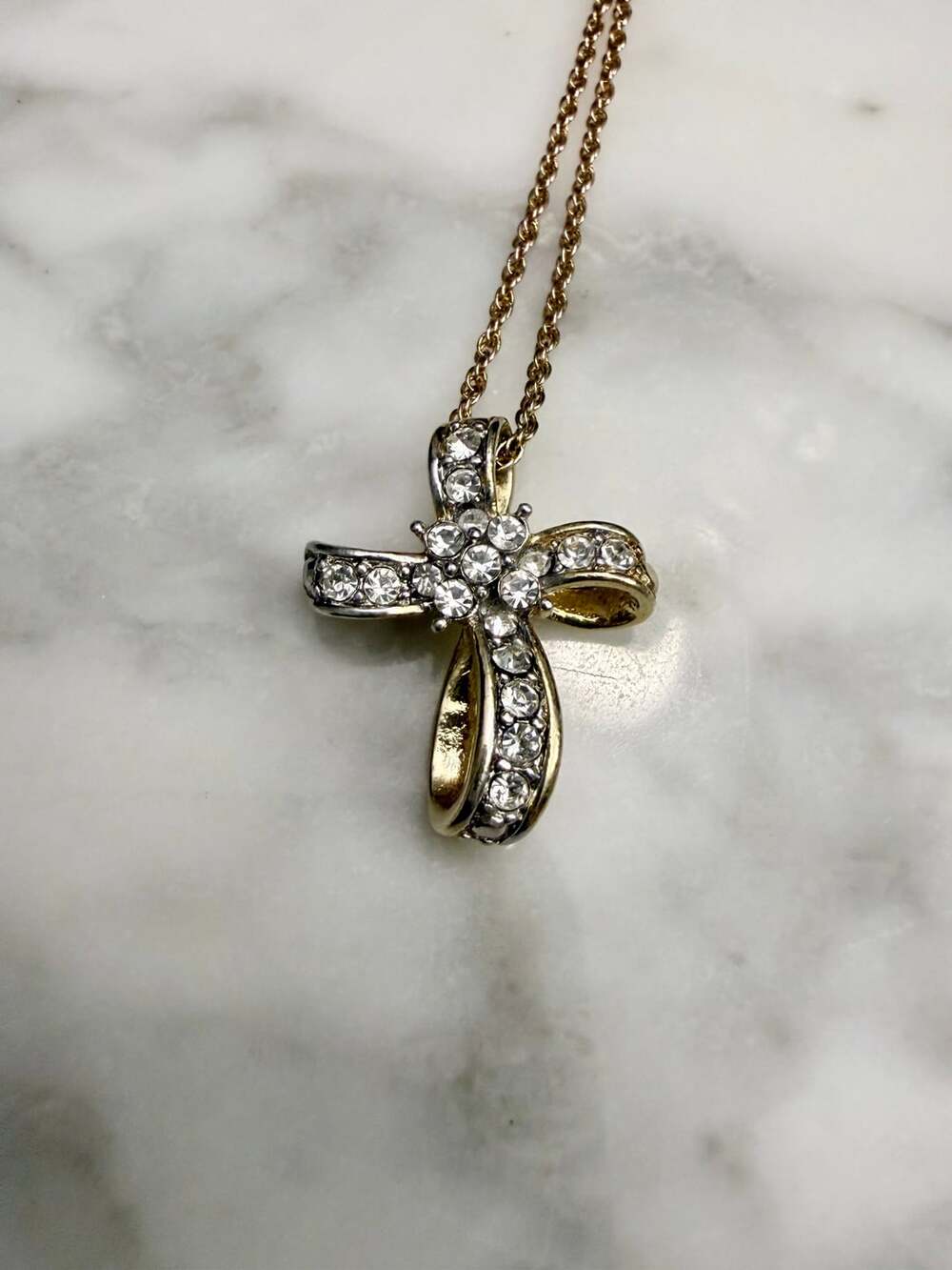 VTG Elegant AVON Pave Crystal Gold Tone Cross Pendant Necklace